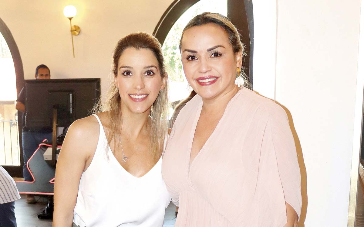 MELISSA MOSES Y PALOMA GONZÁLEZ fueron recibidas por una gran decoración floral a cargo de Opciones para Eventos y la música del solista Ross Leal