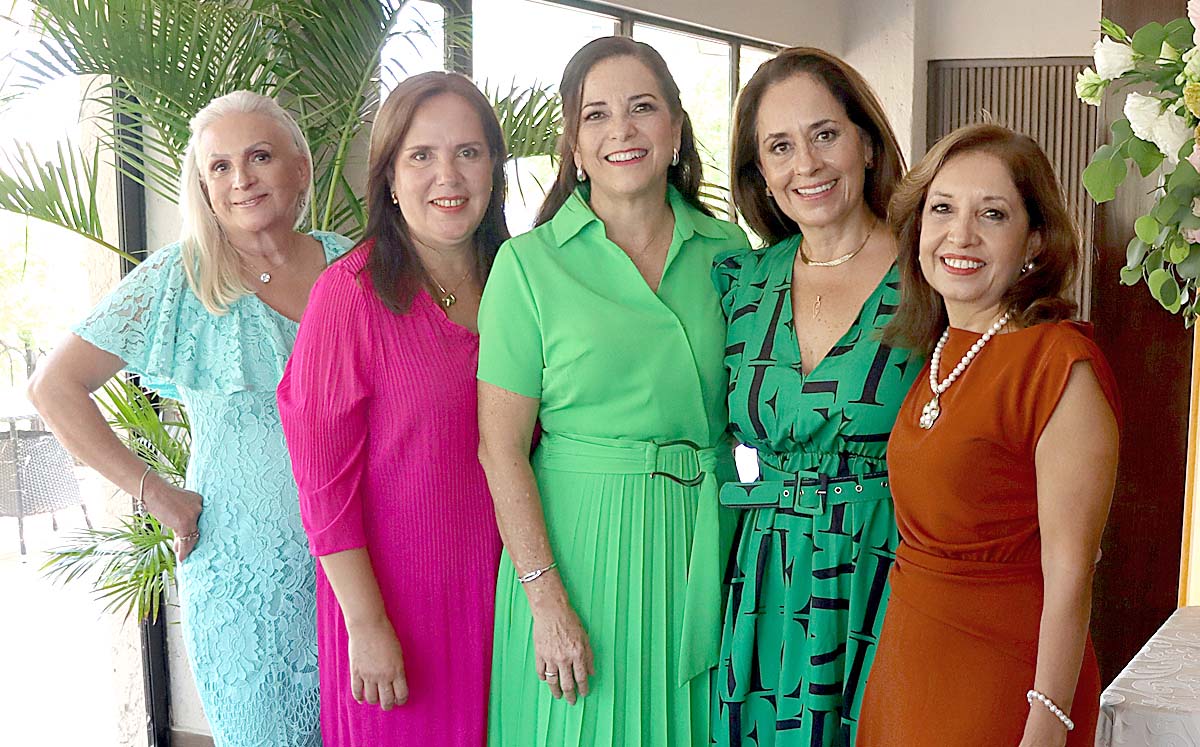 ROCÍO DE MOLINA, CARO MOLINA, KATHIA LARA, MARYSOCO LARA recibieron un joyero de regalo como recuerdo de este especial día