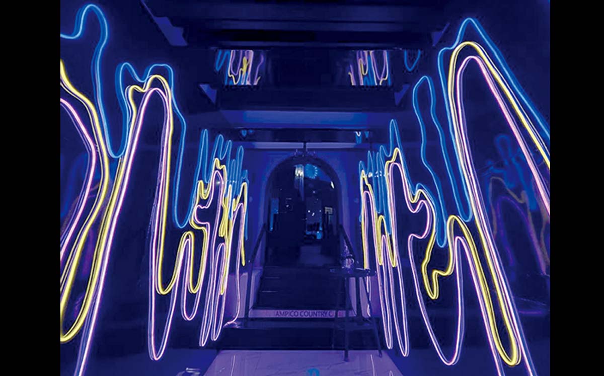 Desde la entrada, los invitados podían ser parte de la atmósfera  del #AndysXv con un túnel de luces neón