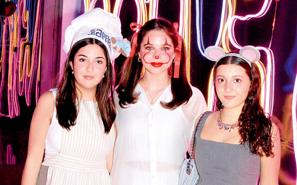 ANA CECI DE LA SERNA, LAILA KAUACHI Y MARÍA ISABEL SCHEKAIBAN felices celebrando los XV años de Andrea Gutiérrez