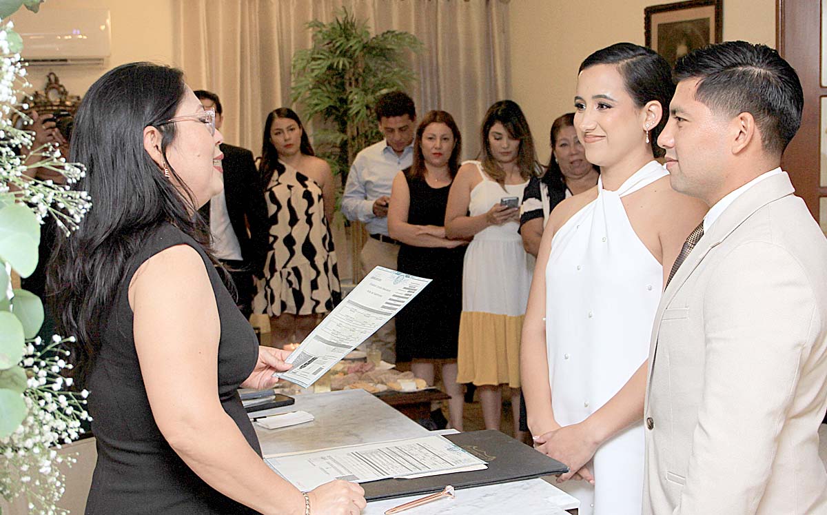 SUSANA LADDAGA Y VÍCTOR RODRÍGUEZ durante su ceremonia civil