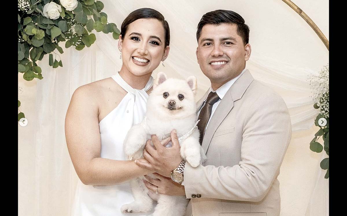SUSANA LADDAGA Y VÍCTOR RODRÍGUEZ junto a su perrito teniendo un lindo momento