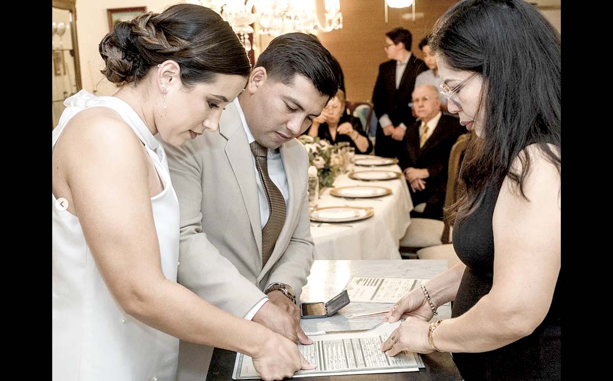 SUSANA LADDAGA Y VÍCTOR RODRÍGUEZ durante su ceremonia civil en la residencia Laddaga