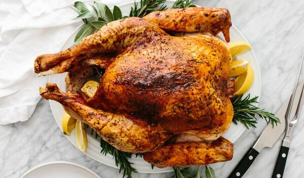 El pavo al horno es el platillo estrella de Thanksgiving, aprende a prepararlo con esta receta sencilla y deliciosa.