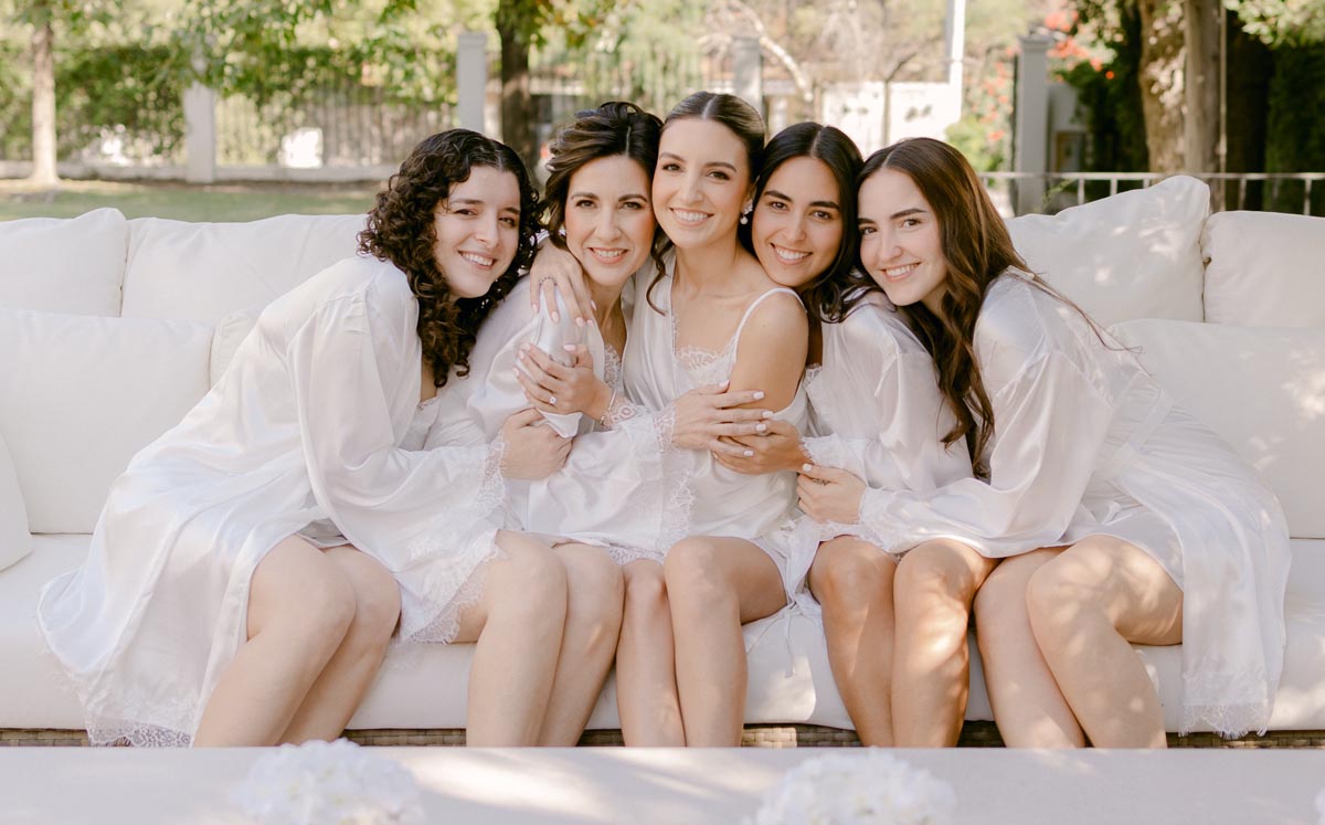 LA NOVIA JUNTO A SU MAMÁ Y HERMANAS