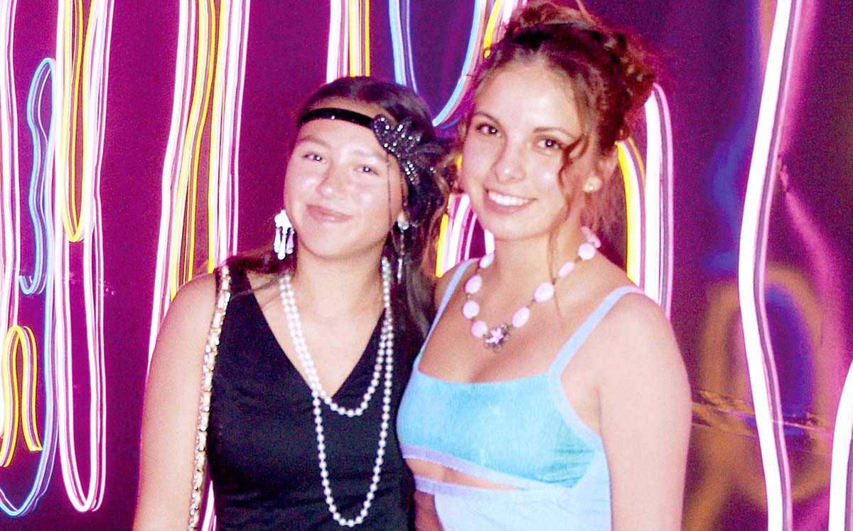 RENATA HERNÁNDEZ y ROBERTA CASILLAS durante la fiesta de XV años de Andrea Gutiérrez