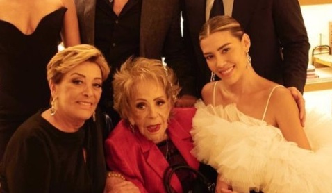 Stephanie Salas y Humberto Zurita, juntos en la boda de Michelle Salas (Foto: Instagram)
