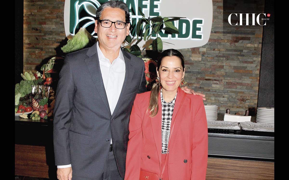 ERASMO GONZÁLEZ Y DUNIA DE GONZÁLEZ nos regalaron sus mejores sonrisas durante el evento