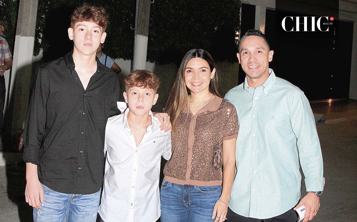 PATRICIO LAGO, CHRISTOPHER LAGO, BÁRBARA DE TURRUBIATES Y ALLAN TURRUBIATES disfrutaron de los juegos de luces