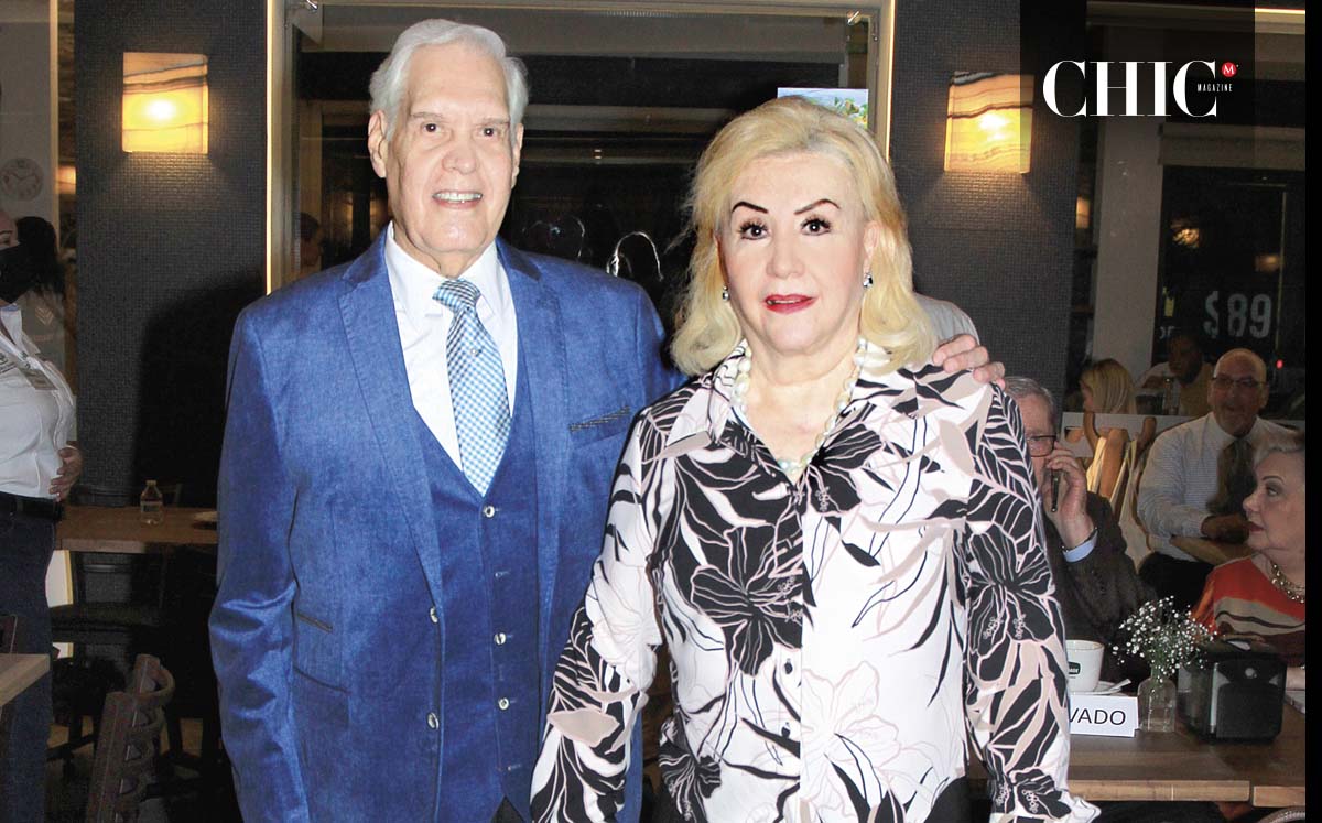 ENRIQUE ÁLVAREZ VIAÑA Y MARICARMEN DE ÁLVAREZ llegaron con sus mejores outfits al evento
