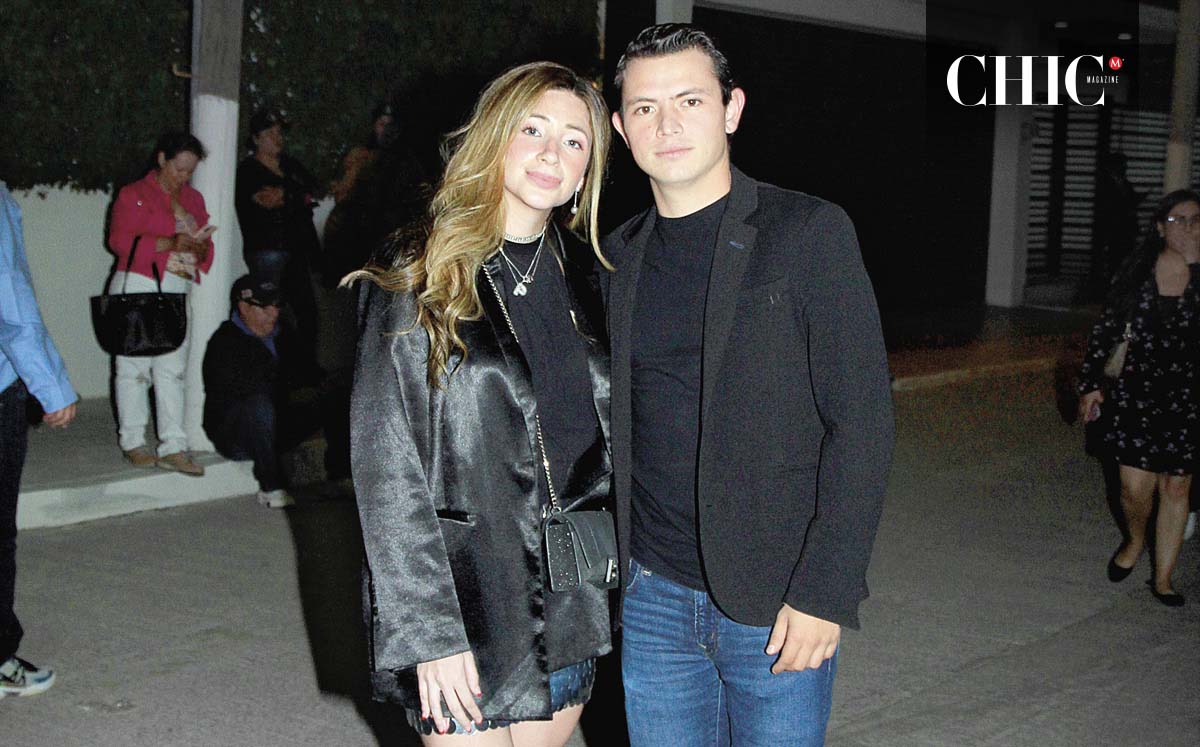 PAOLA GÓMEZ Y CHECHE GUERRA llegaron puntuales al concierto
