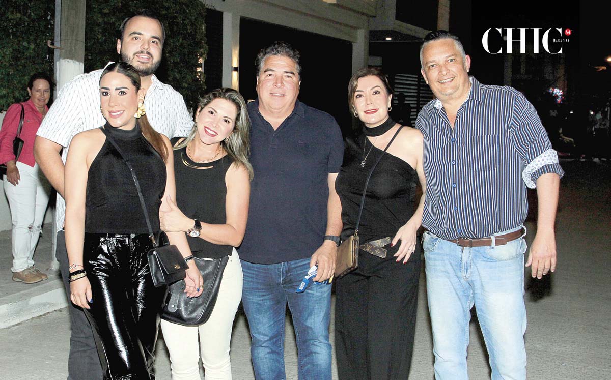 JOSÉ EDUARDO VILLARREAL, ALMA SOLÍS, JESSICA DAVILA, JESÚS ALTAMIRANO, HEIDY JONES Y ANTONIO GONZÁLEZ disfrutaron del grupo de mariachi