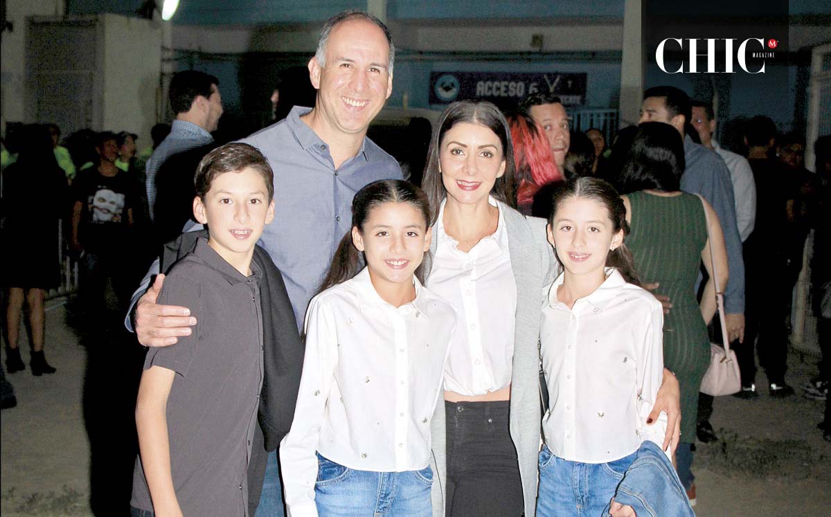 JOSÉ ÁNGEL GARCÍA, ZAIRA LOYOLA, JOSÉ ÁNGEL GARCÍA, FERNANDA GARCÍA Y MARÍA GARCÍA disfrutaron de temas como La Bikina, Oro de Ley y Culpable o No