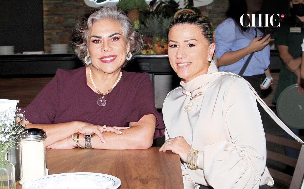 MARÍA JULIA LÓPEZ y MARCELA DE LA TORRE en la segunda sucursal de Café Andrade