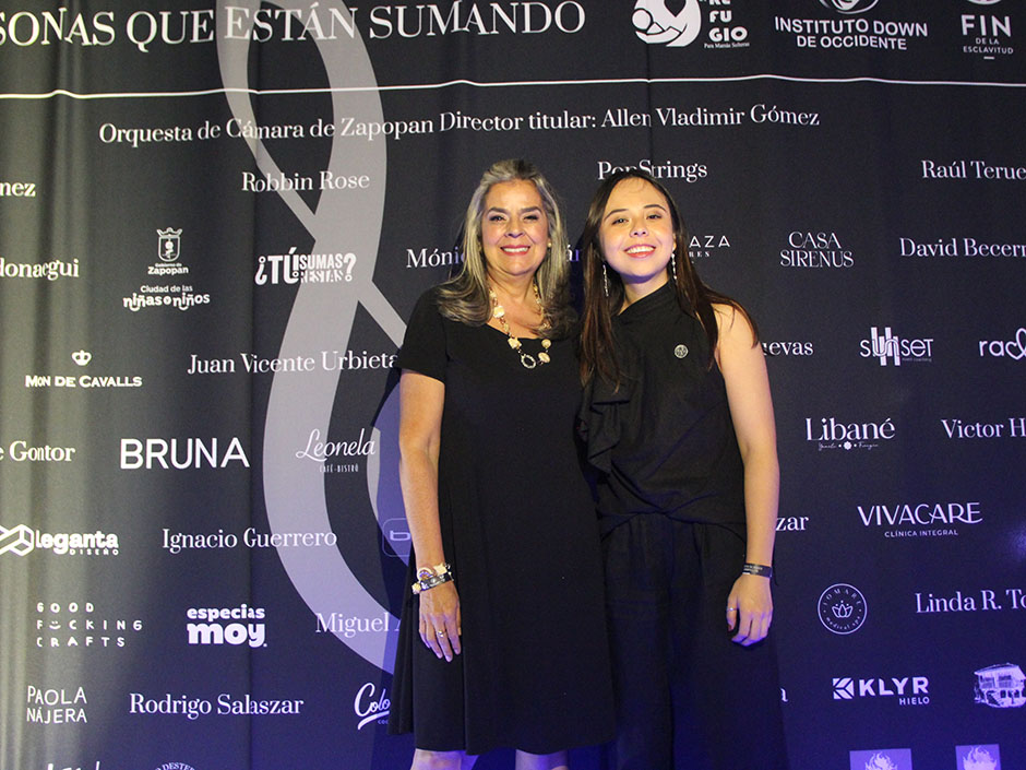 Diana Flores y Casandra Murillo.