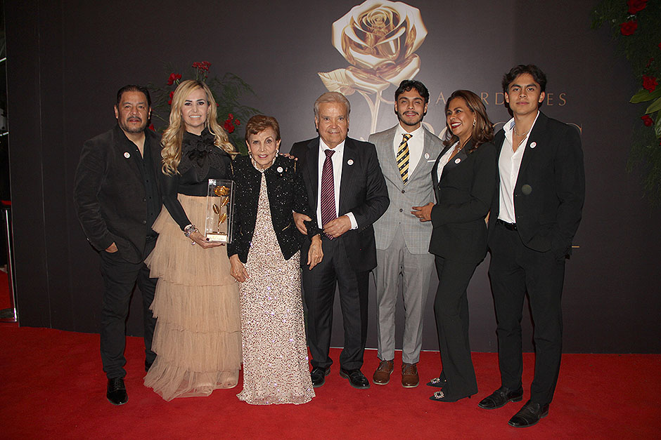 José Andrés Pérez, Ale Castañeda, Bertha Padilla de Pérez, José Pérez, Juan Pablo Cárdenas, Bertha Pérez y Santiago Cárdenas.