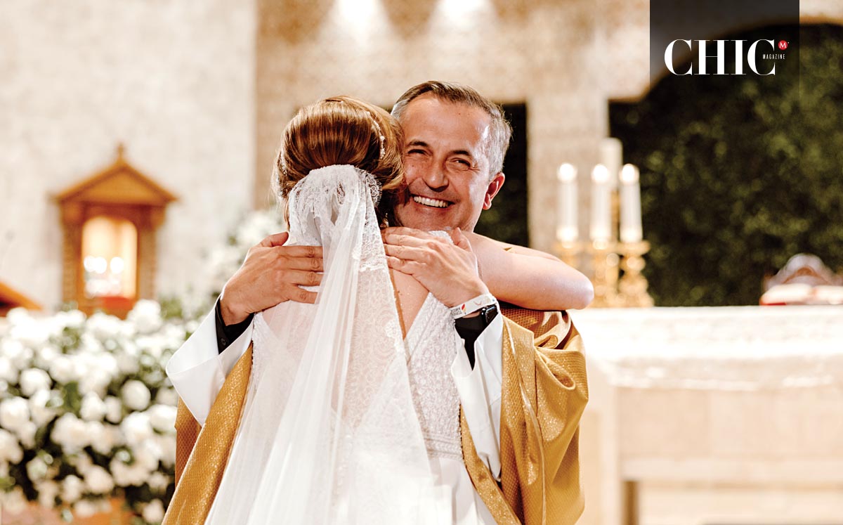 La novia recibiendo la bendición del matrimonio Foto: AH LOVESTORIES