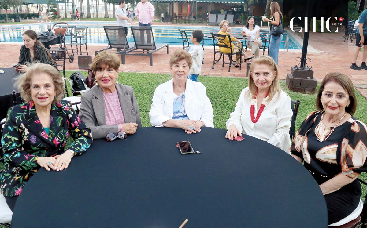 CLAUDETTE NEMER, DORIS DÍAZ, AMPARO DÍAZ, QUETA SILLER Y MARTHA ROJANO  felices en la posada del Centro Deportivo Español