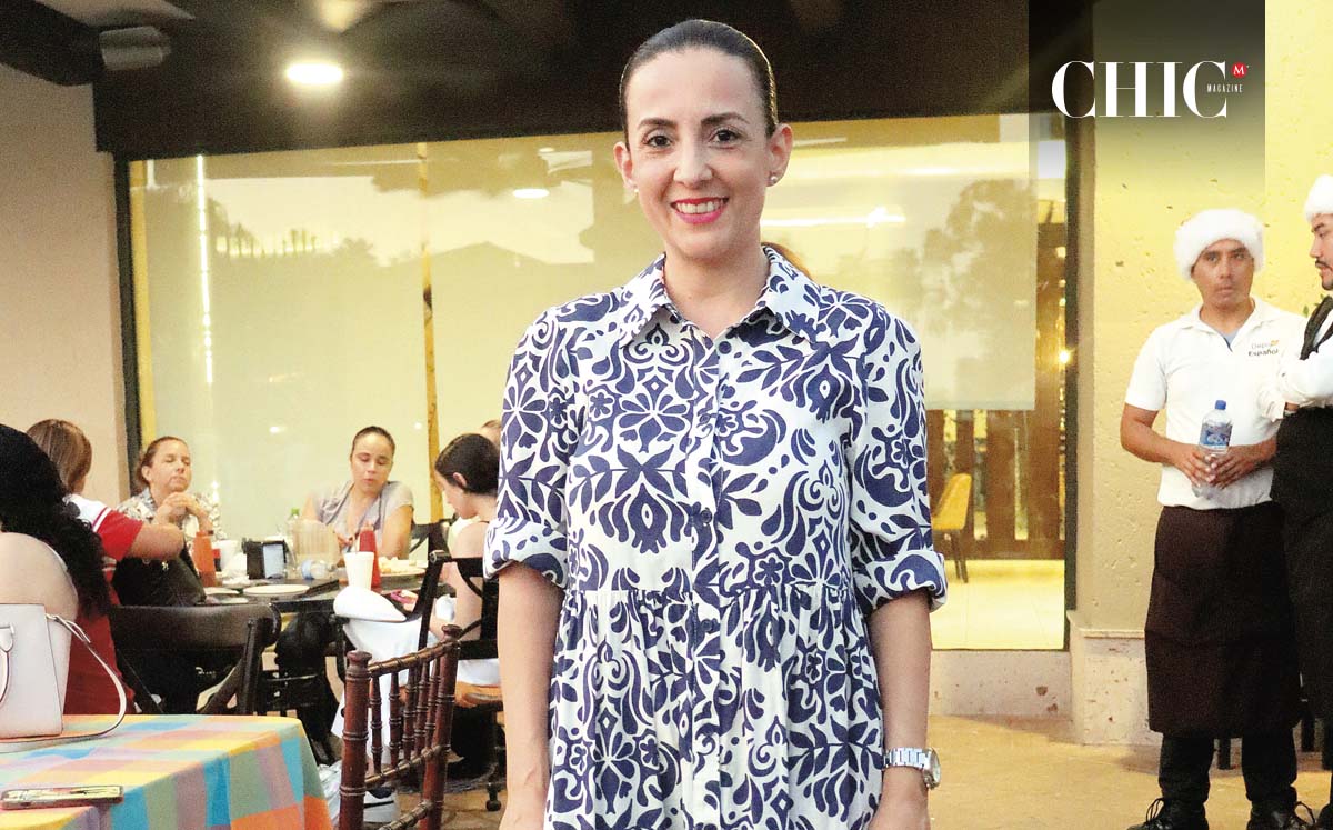 KARIN TORRES feliz en la celebración