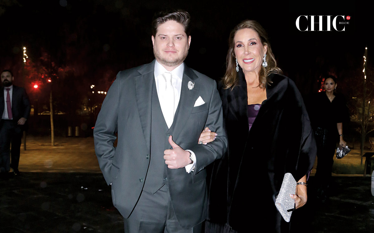 El novio junto a su mamá Mónica Roca
