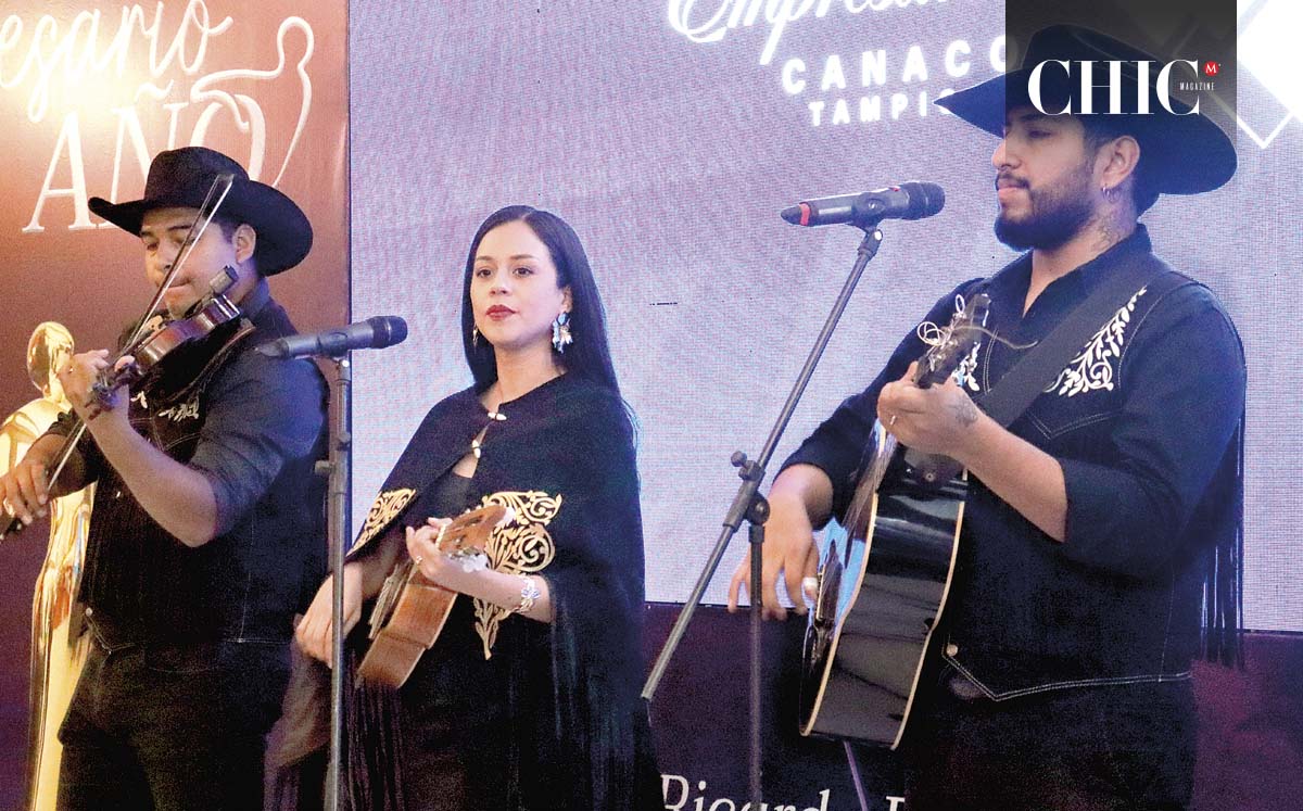los asistentes disfrutaron de música huasteca interpretada por la violinista Cecilia Boeta, acompañada de violín, jarana y guitarra