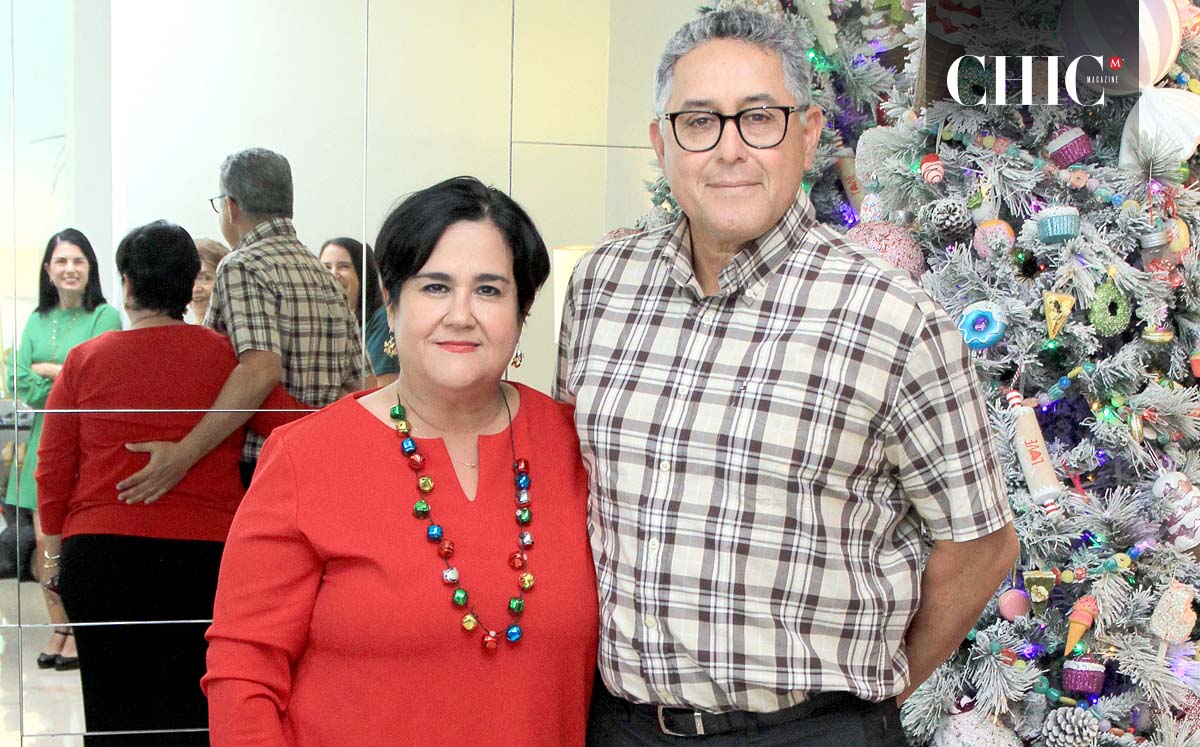OLIVIA DE CASTILLO y JORGE CASTILLO desearon felices fiestas a todos los asistentes