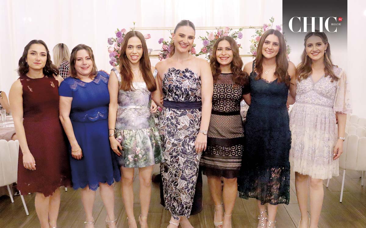 GINA MANZUR acompañada de sus primas recibieron un recuerdo personalizado con su nombre