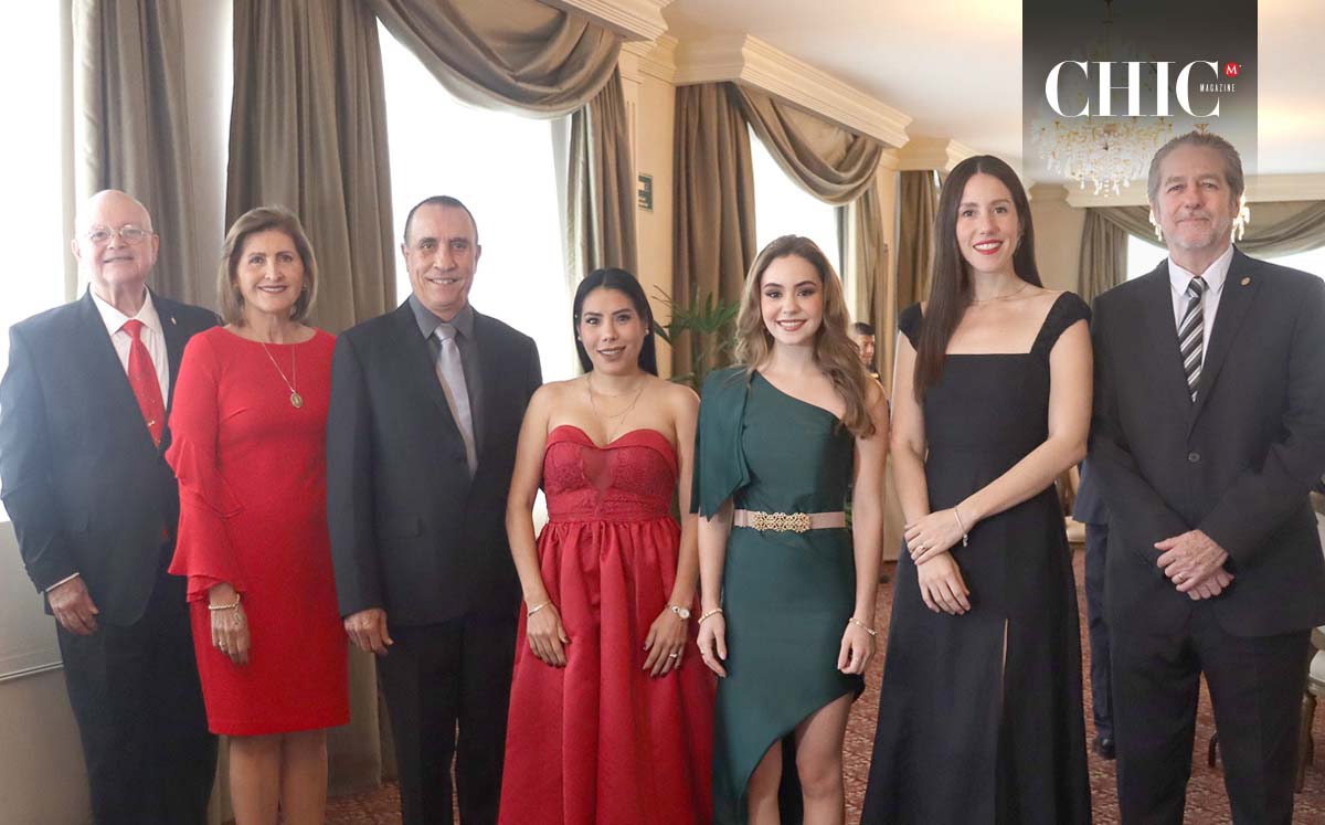 JOSÉ MANUEL GARCÍA, DIANA DE GARCÍA, HERIBERTO FLORENCIA, TANIA DE FLORENCIA, NATALIA FERNÁNDEZ, ANDREA MEZA Y GERMÁN MEZA felices en la posada