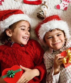 Conoce si es bueno regalarle todo a tus hijos según esta ciencia (Freepik)