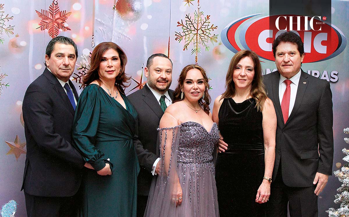 JESÚS ABUD, ISELA MATA, PABLO HARO, CARLA VILLANUEVA, MARÍA LUISA GARCÍA Y EDUARDO RAMÍREZ felices en la posada de CMIC