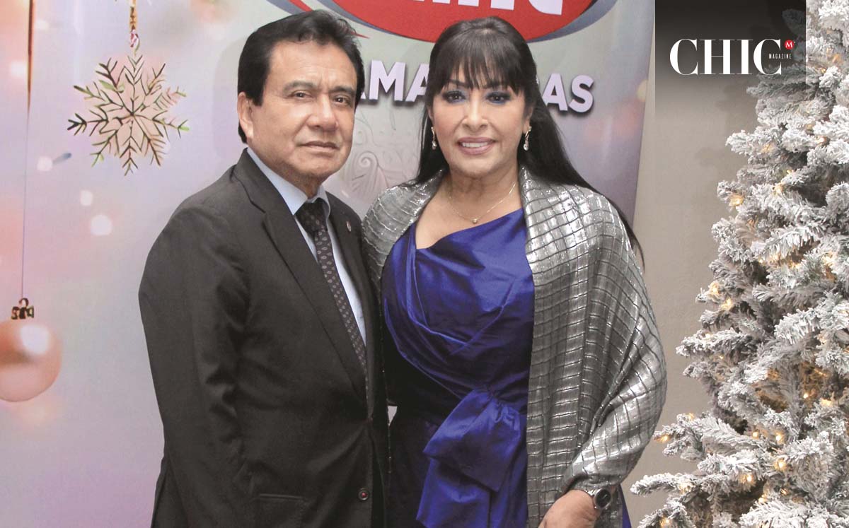 RUPERTO RODRÍGUEZ Y JUANITA DE RODRÍGUEZ degustaron de una corona de quesos servido con uvas y galletas