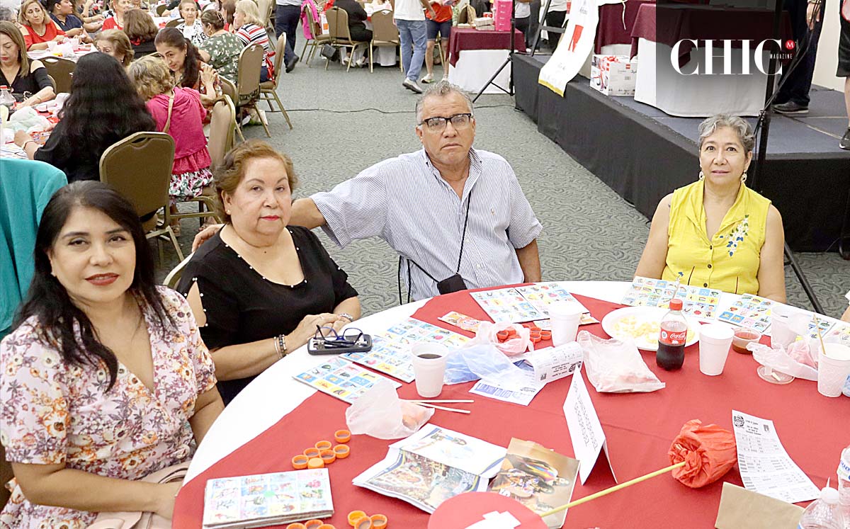 SILVIA AGUIAR, OILAR ROSAS, SANTIAGO MARMOLEJO, ALMA ARROYO Y POMPOSA MUÑOZ emocionados por gritar ¡Lotería!