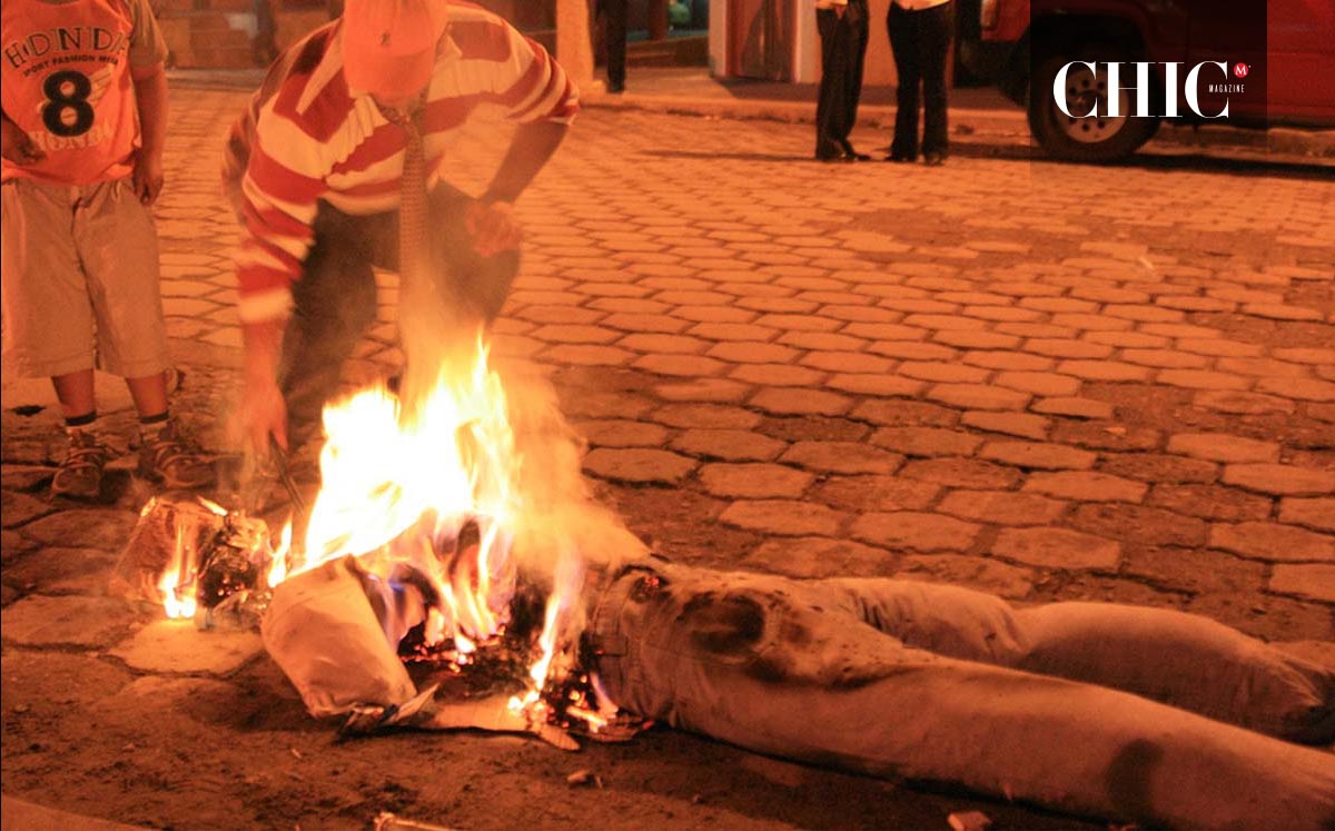 Quema de un muñeco en Vilcabamba / Foto: Wikipedia