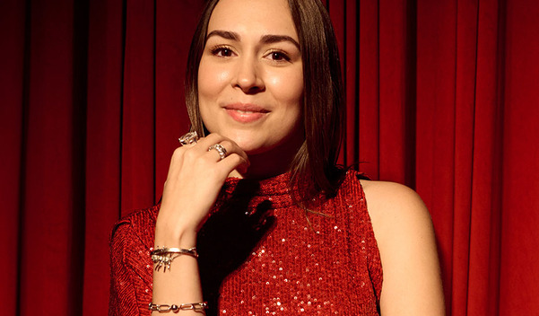 Karen Beltrán resplandece al presentar lo más nuevo en moda.