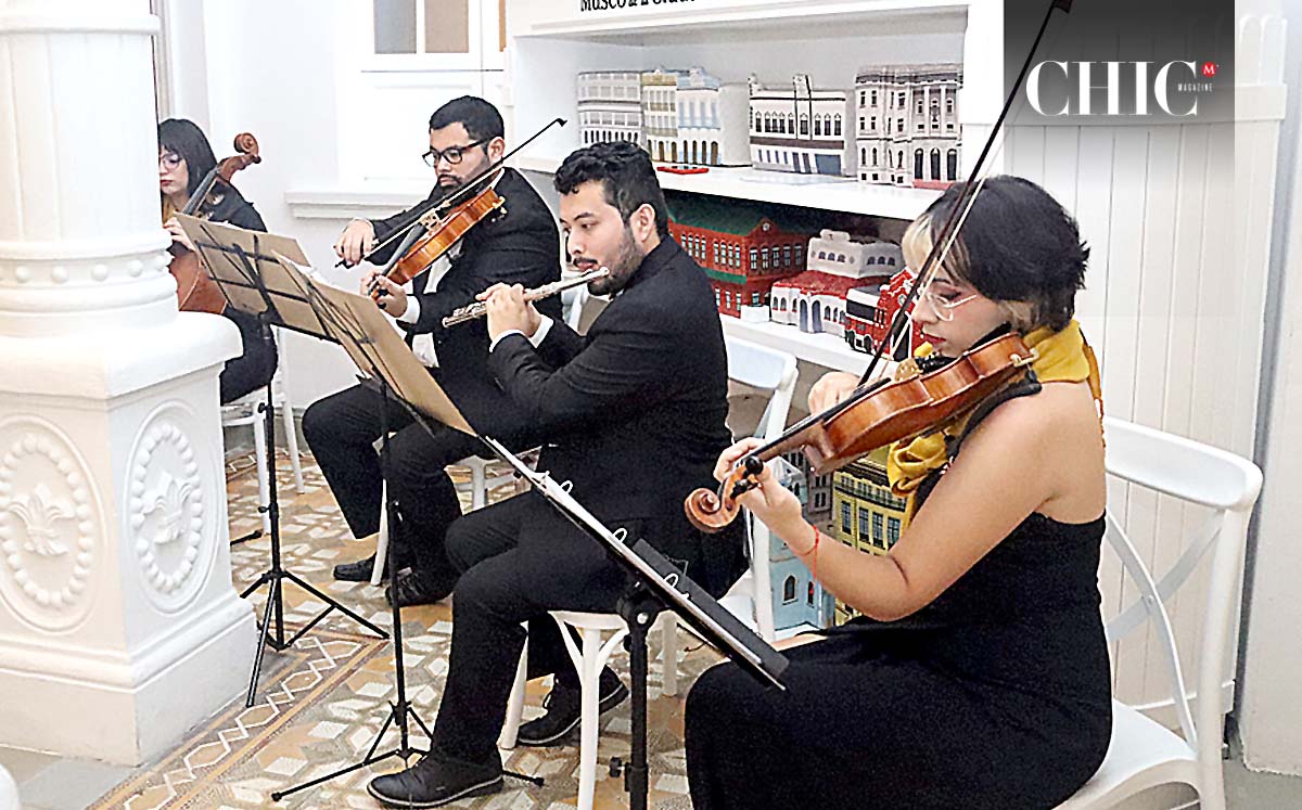 La noche estuvo acompañada por la música del ensamble Marfil, que llenó el lugar de armonía