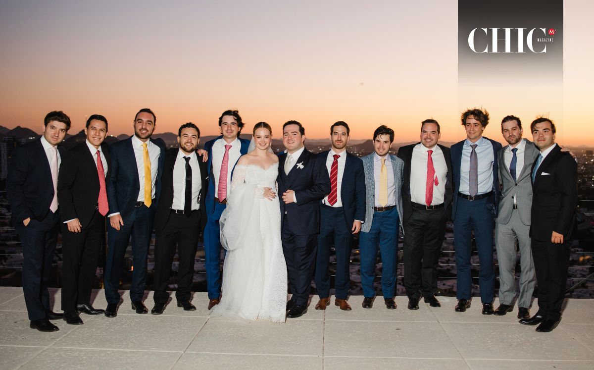 María Amparo y Alejandro junto a sus invitados en la puesta de sol / Foto: Jesús Ballesteros