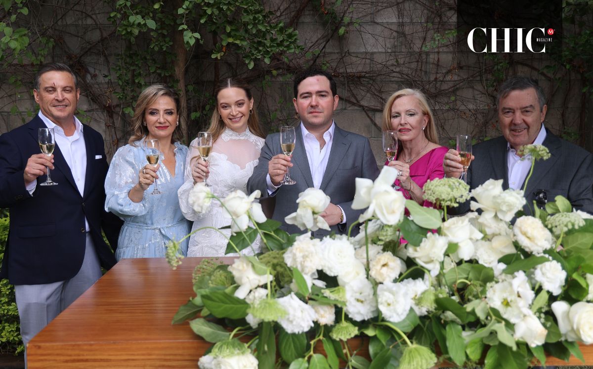 Los novios brindando con sus papás en la ceremonia civil  / Foto: Conte Fotografía de Autor