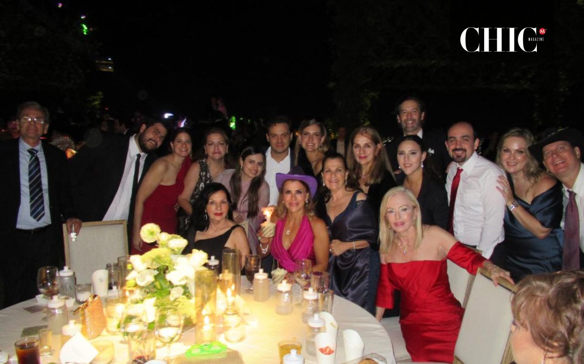Los papás del novio, Consuelo Ibarra de Benavides y Felipe Benavides Pérez junto a sus mejores amigos / Foto: Cortesía