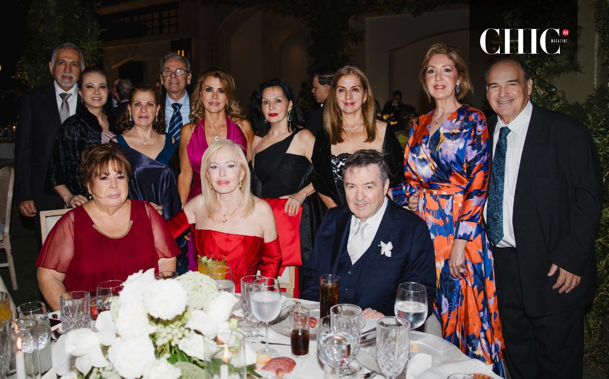 Los papás del novio, Consuelo Ibarra de Benavides y Felipe Benavides Pérez junto a sus invitados / Foto: Cortesía