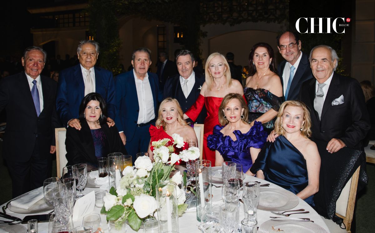 Los papás del novio, Consuelo Ibarra de Benavides y Felipe Benavides Pérez junto a sus invitados / Foto: Cortesía