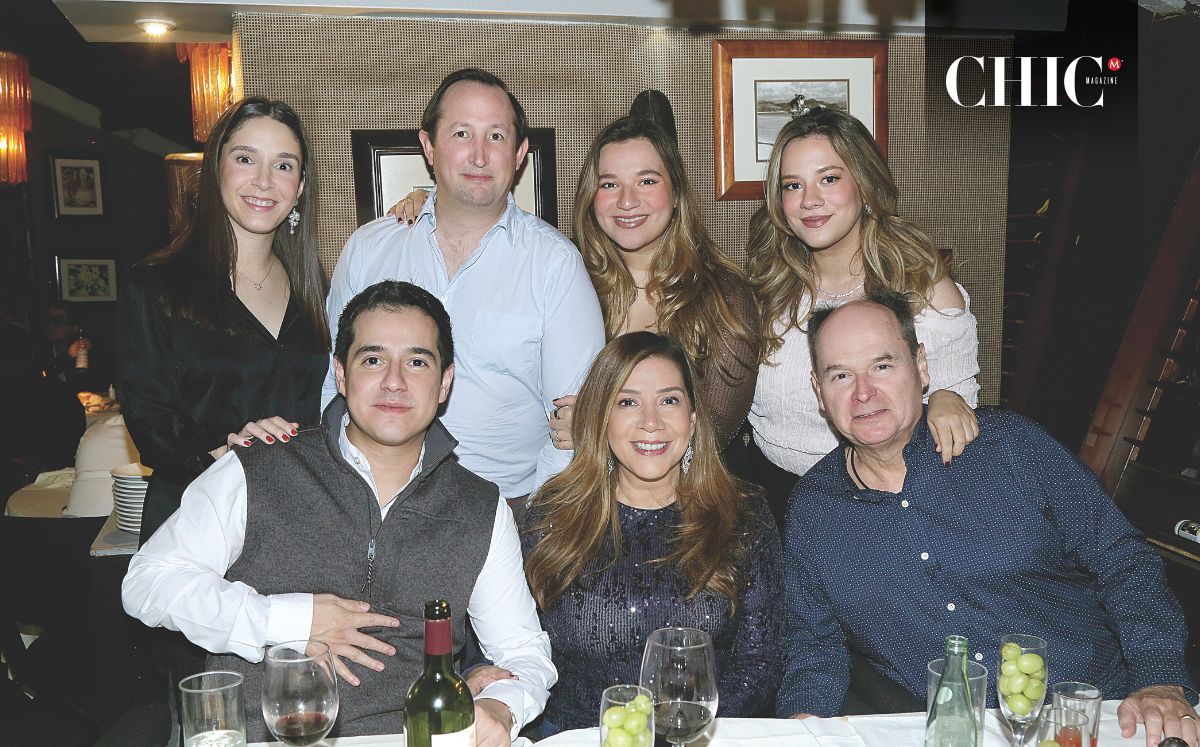 Sofía Guajardo, David Páez, Valeria Villarreal, Tere Villarreal, Óscar Villarreal, Tere Rojas de Villarreal y Óscar Villarreal  en Hawai Cinco Cero