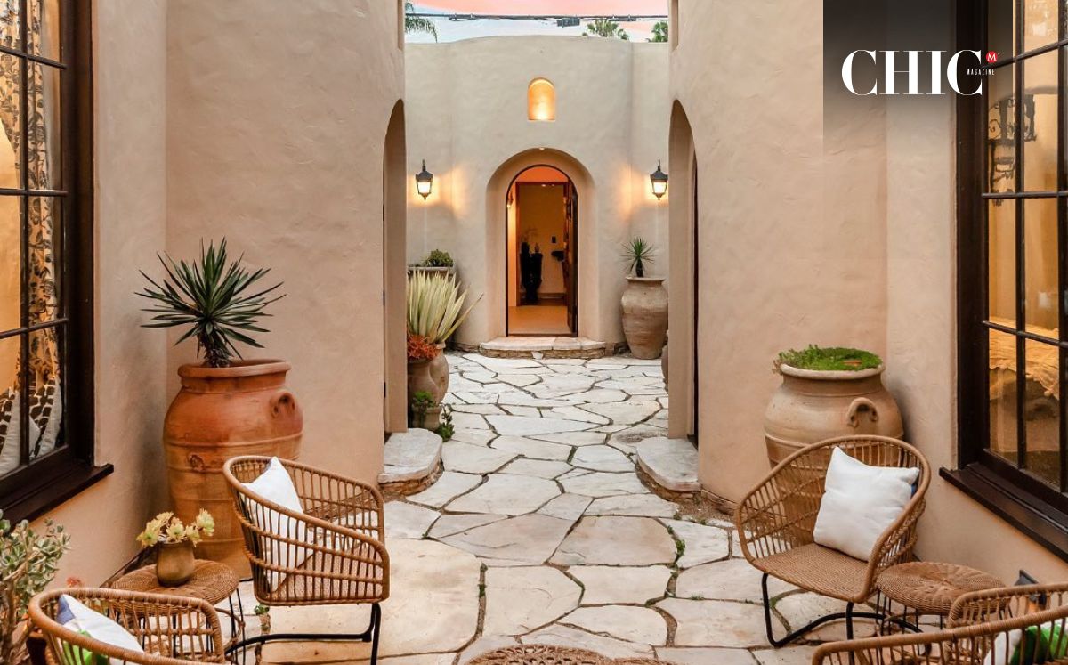 Camino de piedras rodeado de jardinería de la casa de Guillermo del Toro en Los Ángeles que se incendió (Instagram)