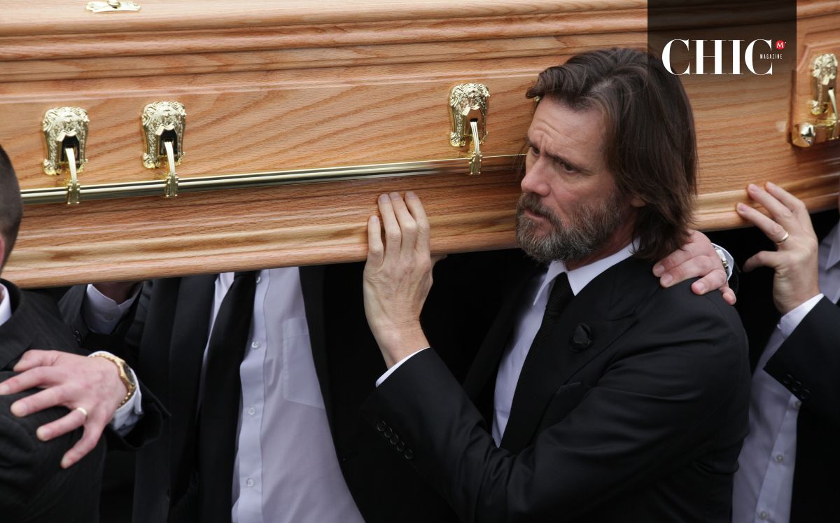 Jim Carrey cargando el ataúd de Cathriona White (Getty Images)