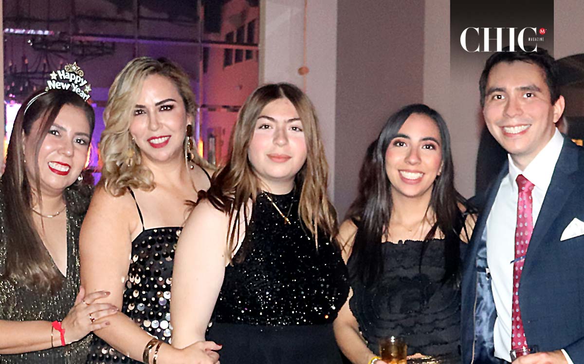 Asistencia jóvenes se reunieron en el Bar 1915 pasada la medianoche para seguir la fiesta con un DJ