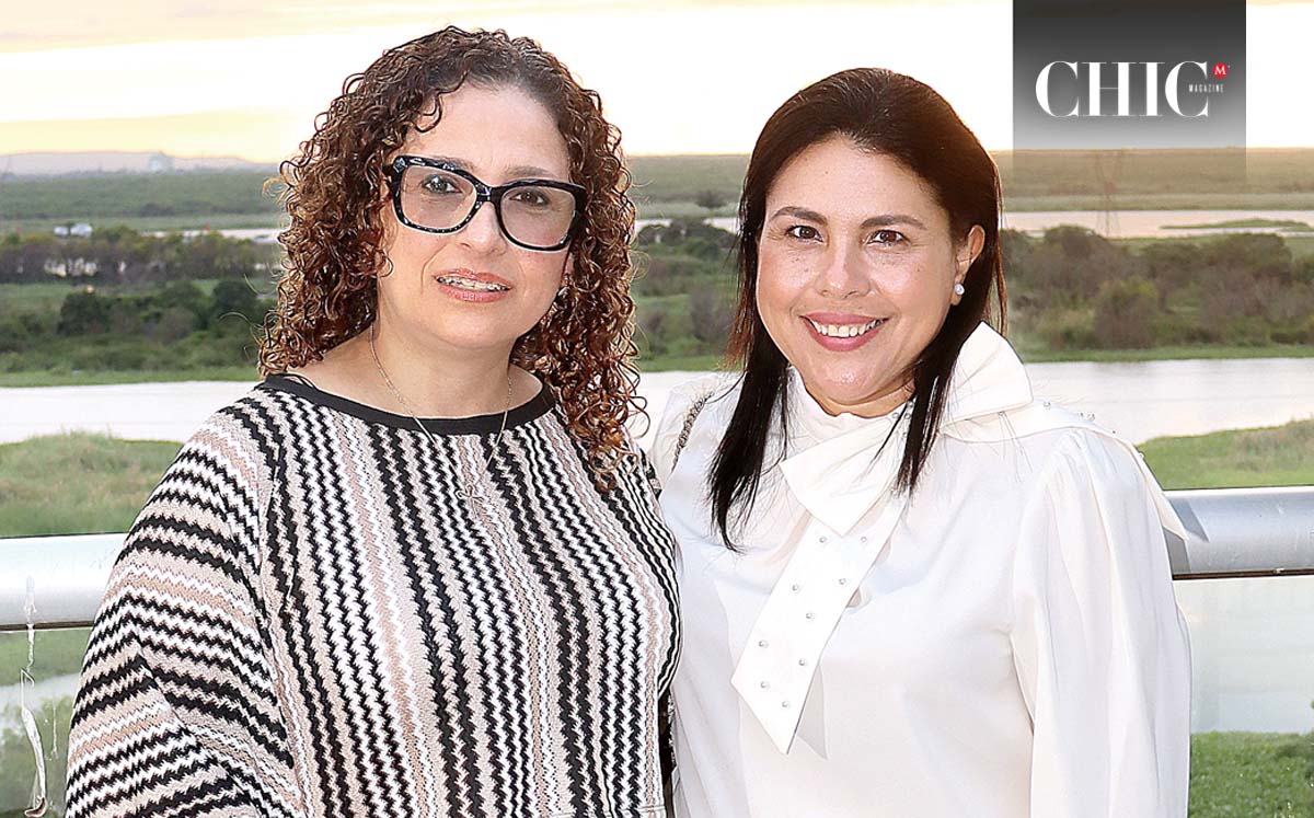 DORA DE RASMUSSON Y MÓNICA DE JUÁREZ felices en la palapa Vista Bella del Club Campestre Tampico