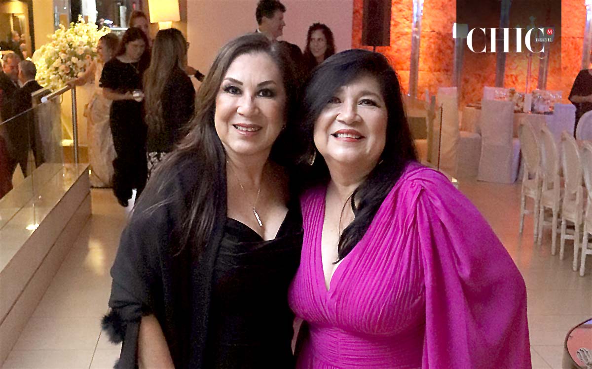 ADRIANA SORIANO Y LILIANA SORIANO felices en el Centro Deportivo Español