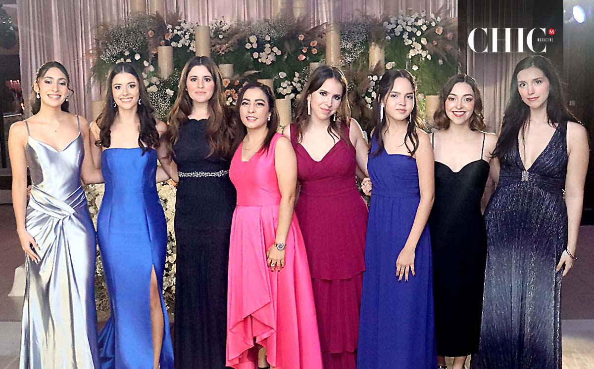 KATHIA NAVEDA, SILVIA ROCHA, MANE MARÍN, ANDREA TERRAZAS, ANA MOLINA, ELIZA MOLINA, JIMENA CONTRERAS, HANNAH CHILCOTT Y CECI MATEOS felices en la bod