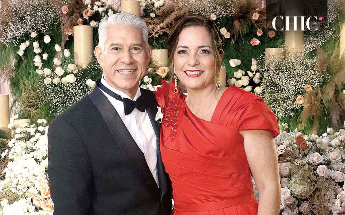 PAPÁS DEL NOVIO. LUIS PLAZA Y CARO MOLINA felices en la Parroquia de San Pedro y San Pablo