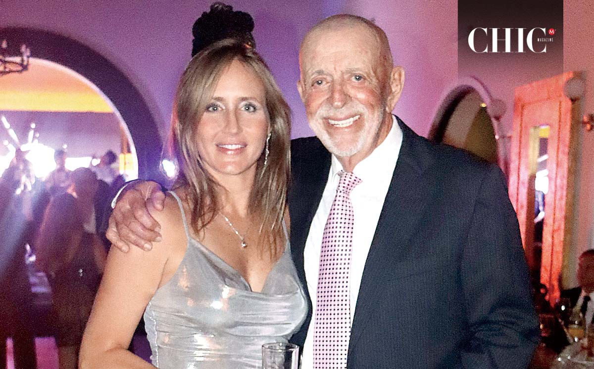 MARÍA JOSÉ PELAEZ Y ANTONIO PELÁEZ felices con sus kits de celebración