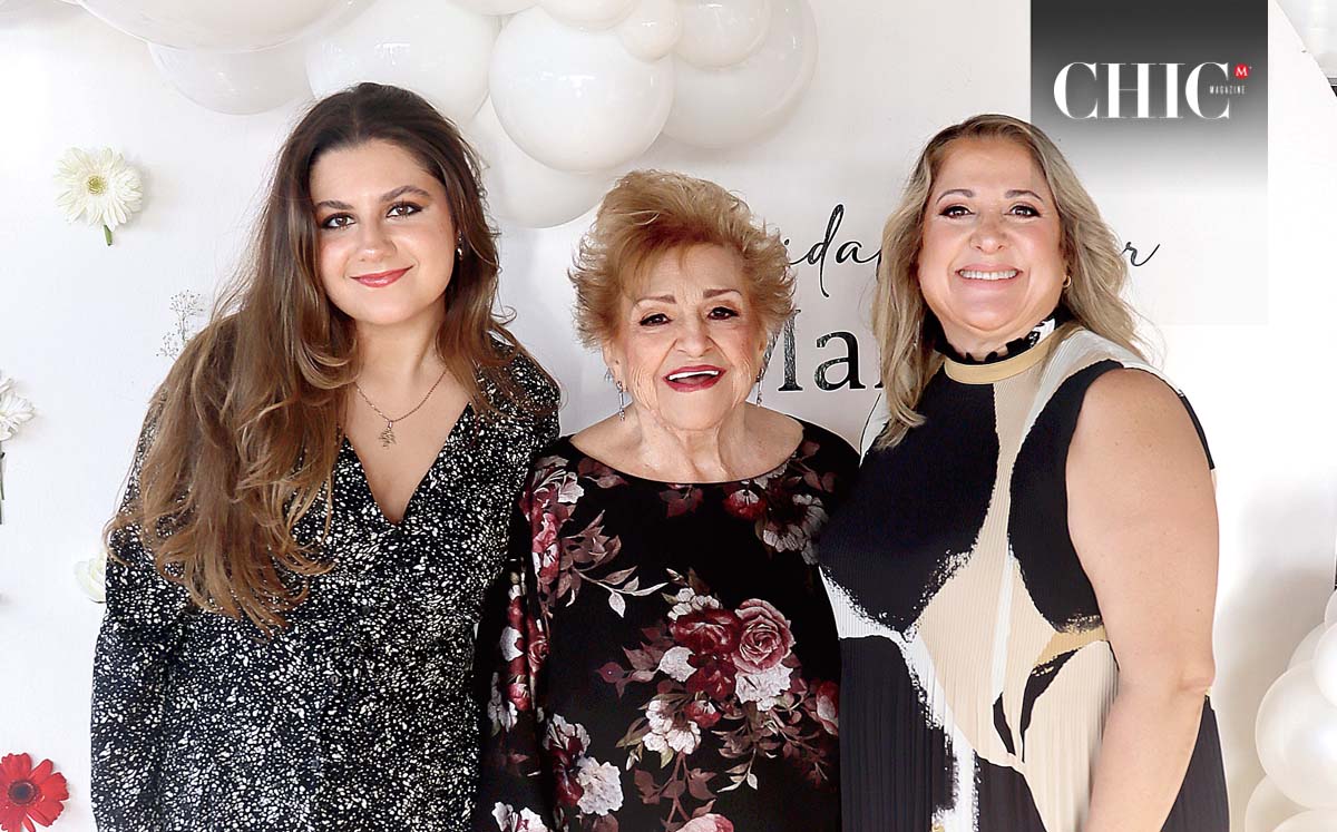 NATALIA MANZUR, MINERVA DE SCHEKAIBAN Y LIZETT SCHEKAIBAN recibieron como obsequio diversos termos y galletas
